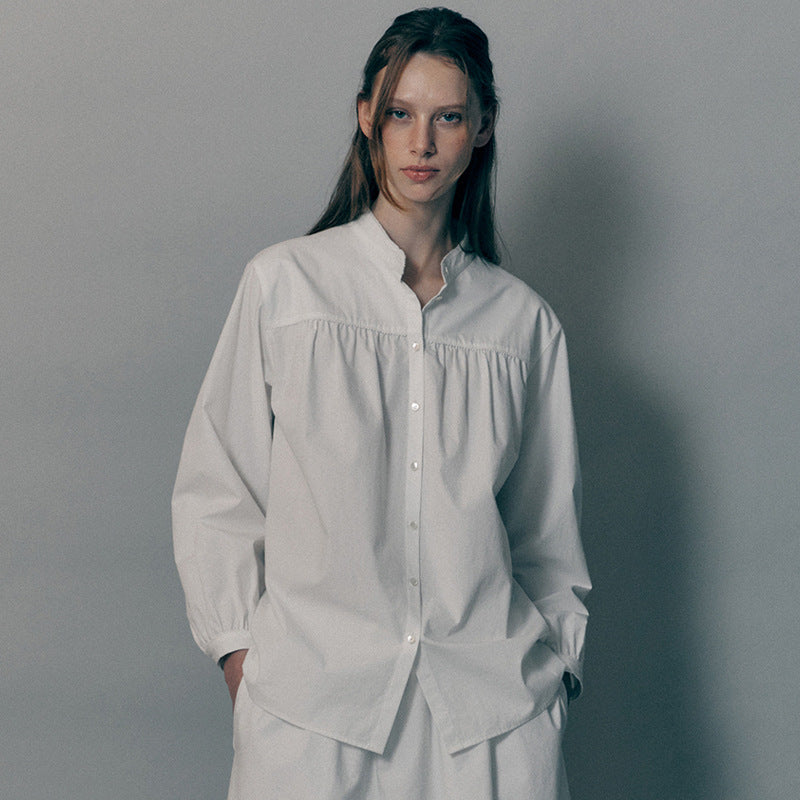 Elegante Damenbluse mit hohem Kragen und stilvollen Falten von MODEGEIST