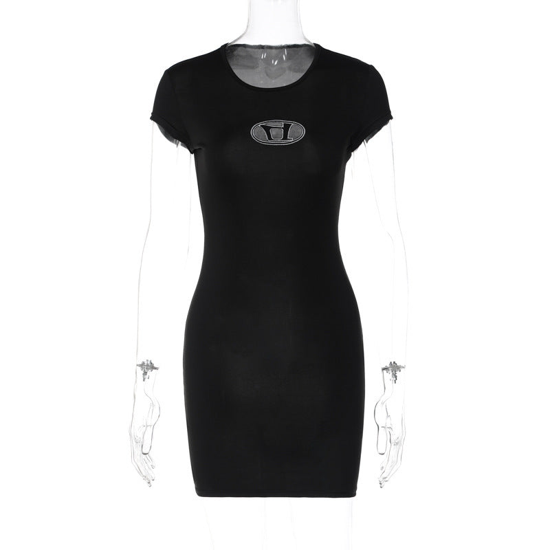 Kurzes, figurbetontes Damenkleid mit elegantem Ausschnitt und dezentem MODEGEIST-Logo