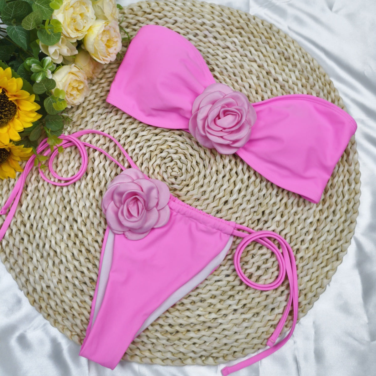 Bikini Set für Damen mit Blumenmuster und verspielten Details von MODEGEIST