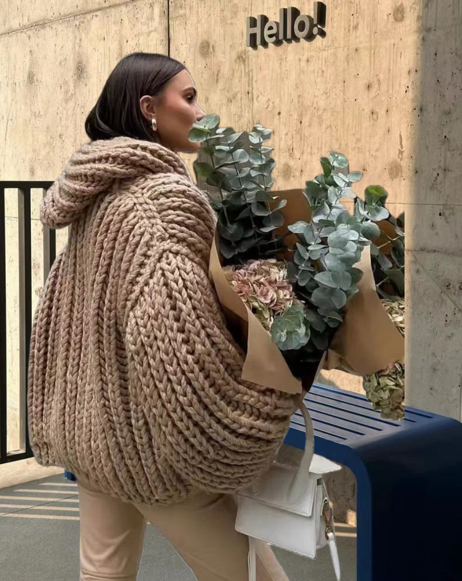 Damen Grobstrick-Hoodiejacke mit oversized Passform und tiefem Kragen ModeGeist