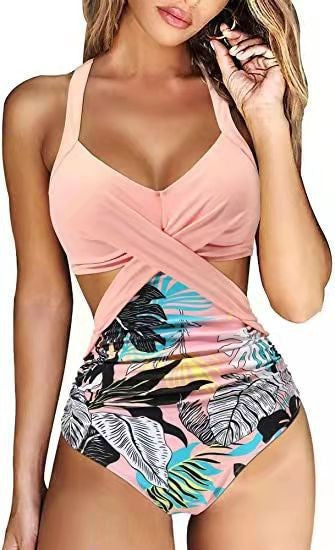 Figurformender Badeanzug für Damen mit Crossover-Design und Volants von MODEGEIST