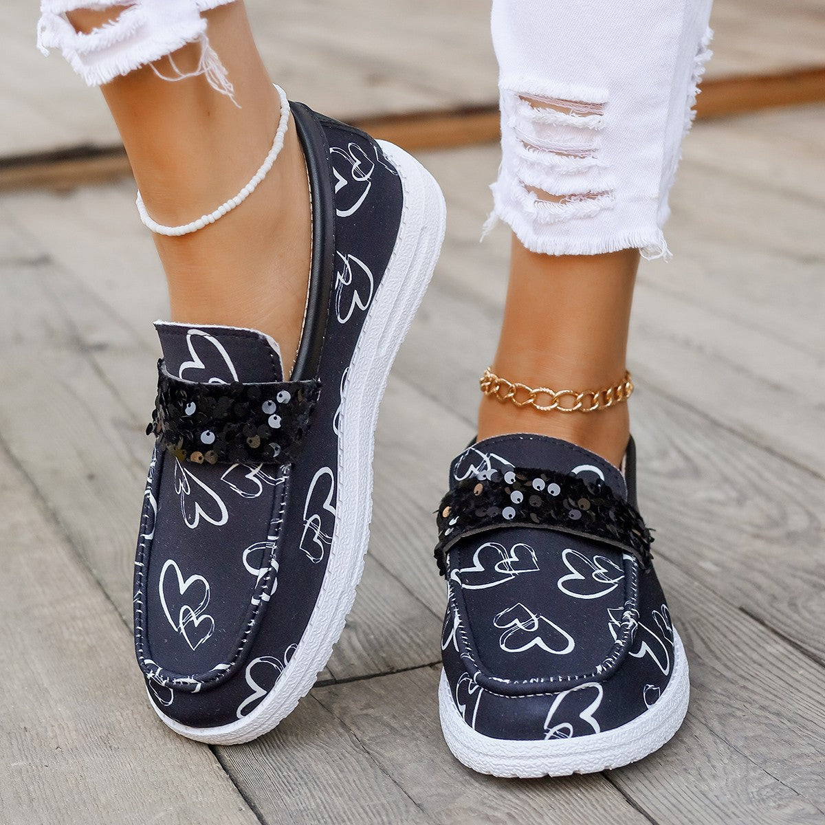 Modische Damen-Slipper mit Herzmotiv und funkelnden Pailletten von MODEGEIST