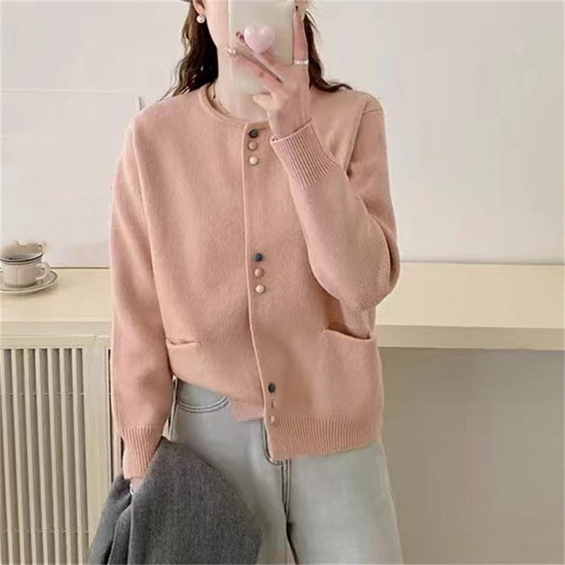 Damen gemütliche Strickjacke mit bunten Knöpfen und praktischen Taschen ModeGeist