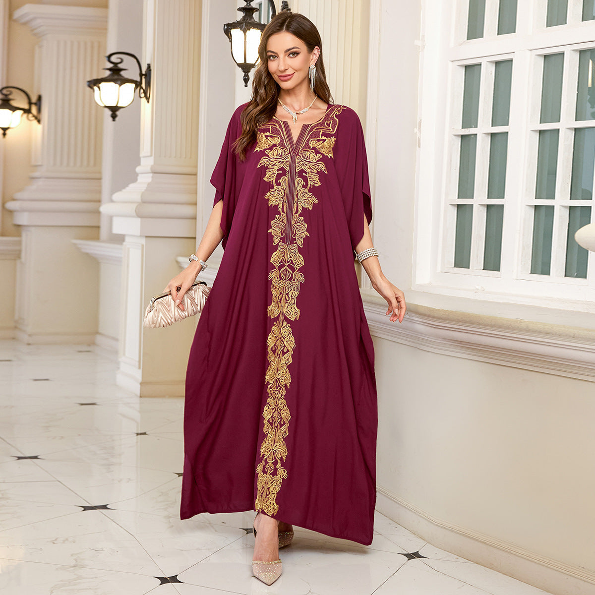 Eleganter Damen-Kaftan mit goldener Stickerei und raffiniertem Schnitt von MODEGEIST