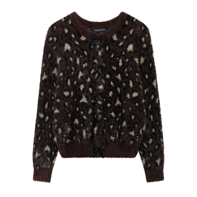 Damen Kuschelige Leopardenmuster-Strickjacke mit eleganten Knopfdetails ModeGeist