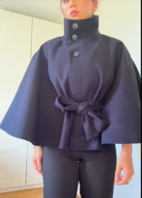 Damen elegante Cape-Jacke mit Knoten-Detail und voluminösen Ärmeln ModeGeist