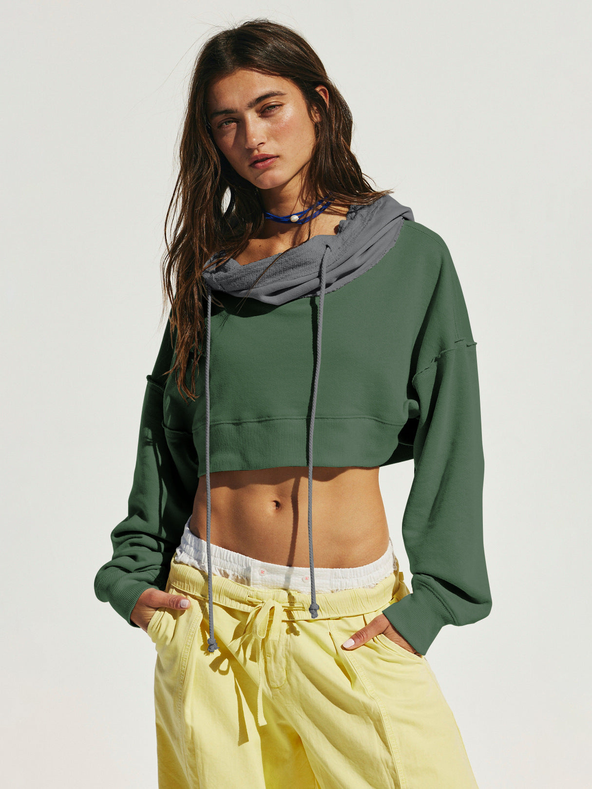 Damen cropped Sweatshirt mit lässigem Schnitt und Kängurutasche ModeGeist