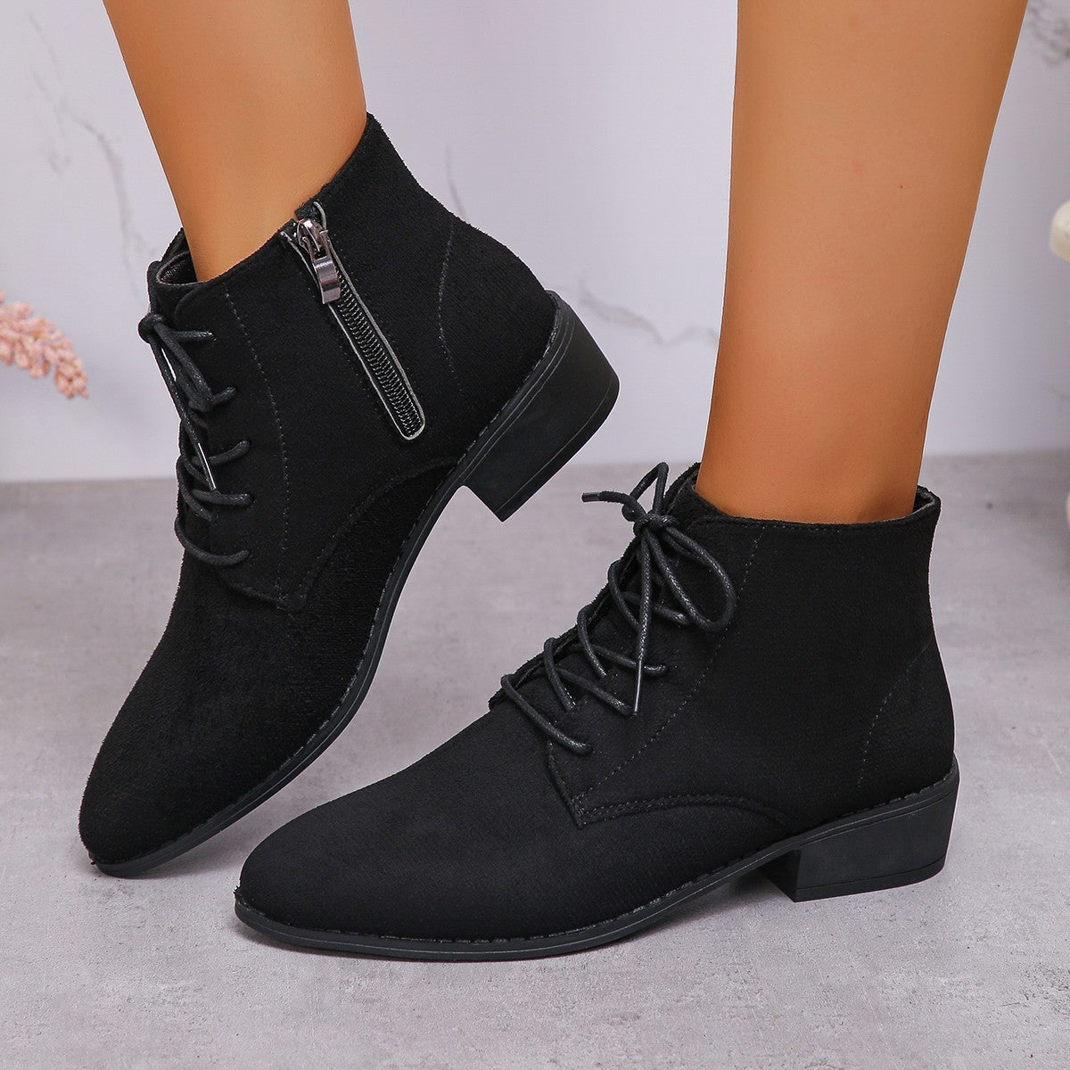 Modische Damen-Stiefeletten mit seitlichem Zipper und Textil-Obermaterial von MODEGEIST