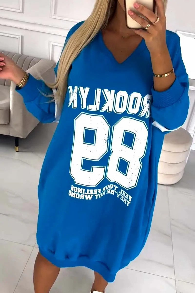 Damen lässiges oversized Sportkleid mit V-Ausschnitt und kontrastierenden Ärmeln ModeGeist