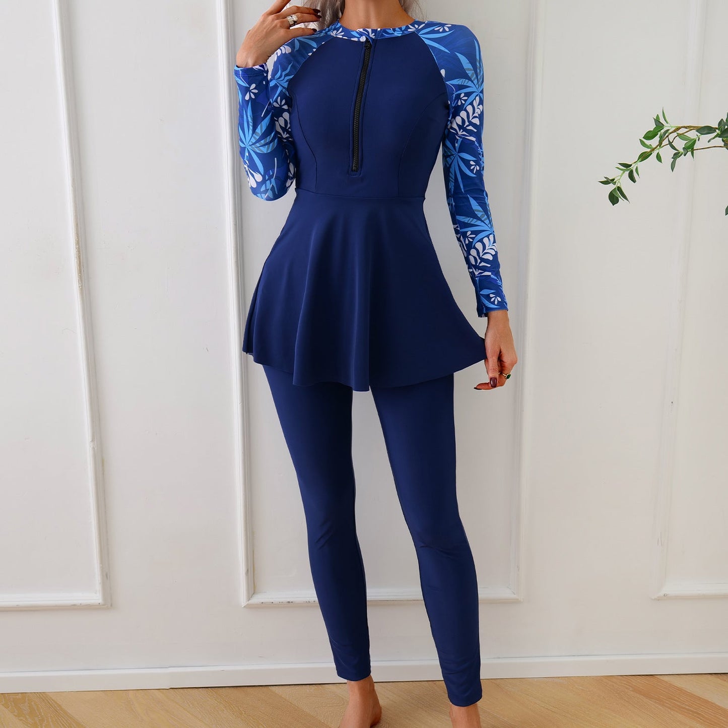 Eleganter Damen-Strandanzug mit Rock und langen Ärmeln von MODEGEIST