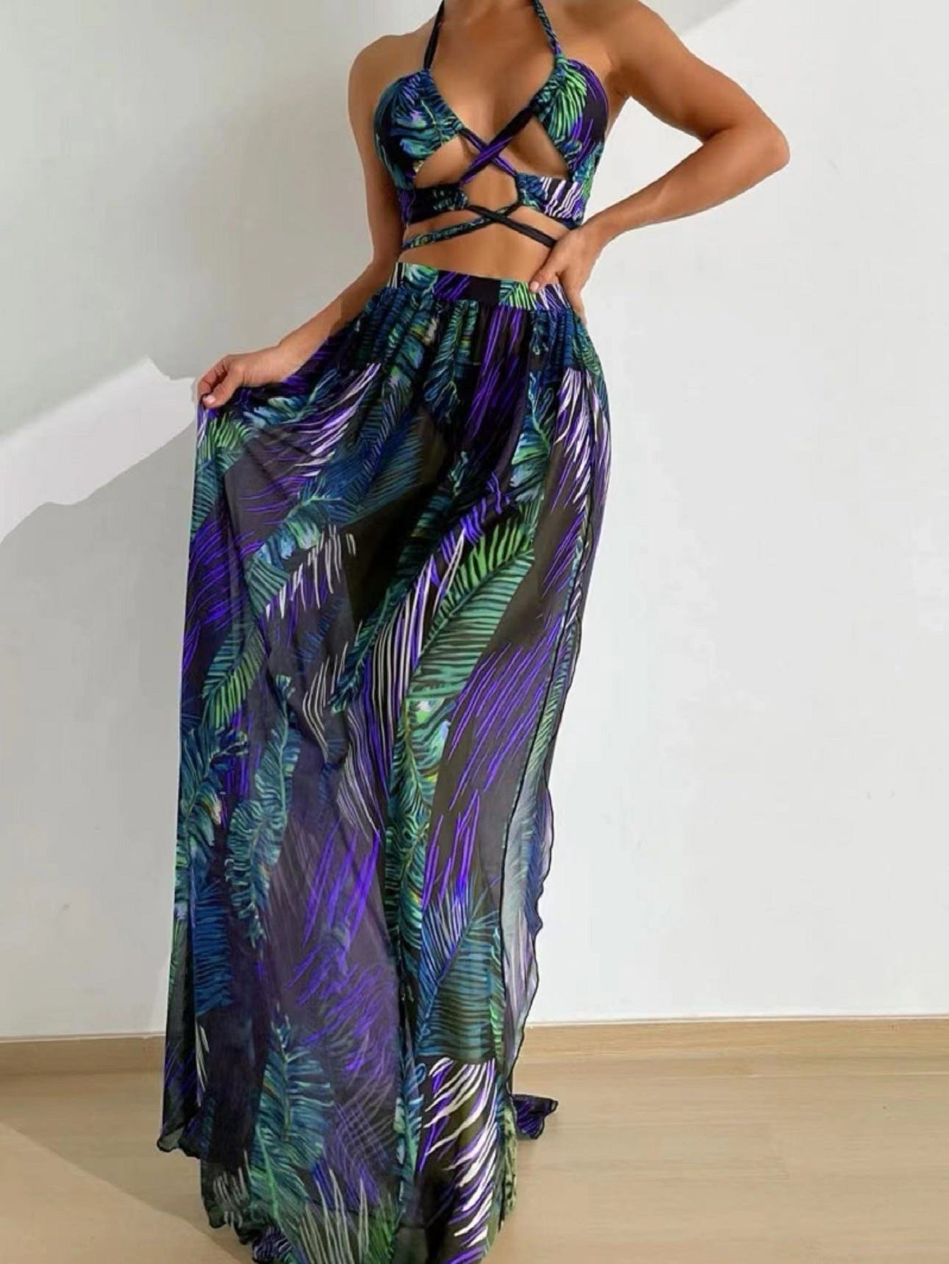 Elegantes Damen-Strandkleid mit raffiniertem Schnitt und Palmen-Print von MODEGEIST