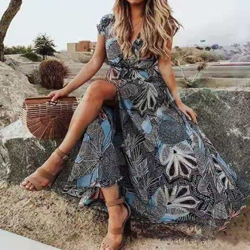 Langes Damenkleid mit fließendem Fall und detailliertem grafischem Muster von MODEGEIST
