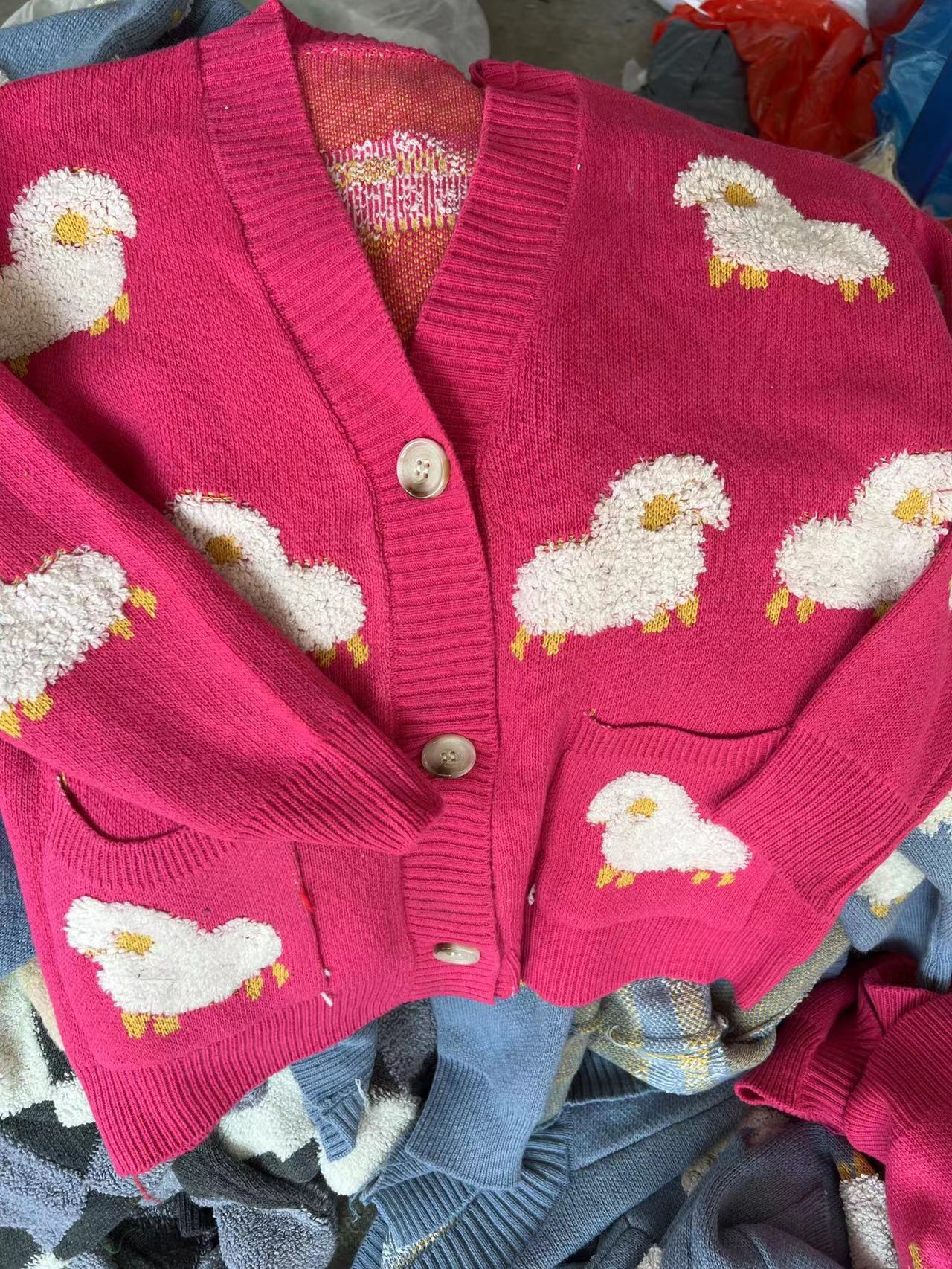 Damen Strickjacke mit verspieltem Schafmotiv und Taschen ModeGeist