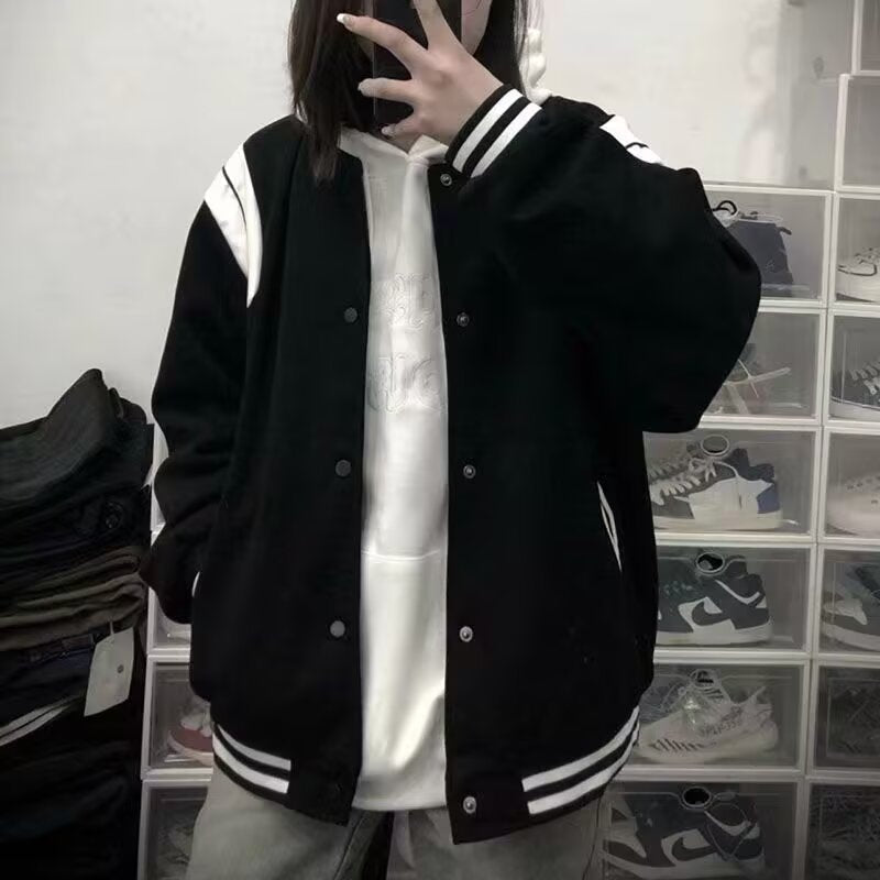 ModeGeist | Lässige Varsity Jacke Im Retro Stil mit Gestreiften Ärmeldetails und Gerippten Bündchen