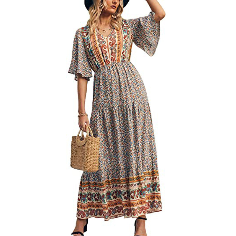 Langes Damenkleid mit fließendem Schnitt und buntem Muster von MODEGEIST
