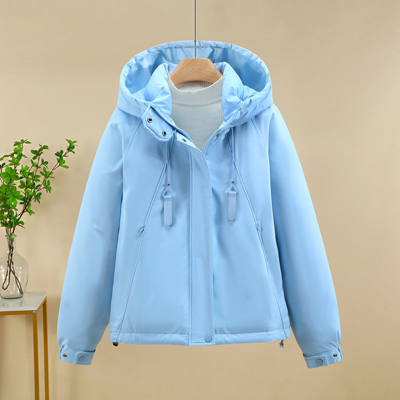 Damen Funktionale Softshelljacke mit verstellbarer Kapuze und hochwertigen Reißverschlüssen ModeGeist