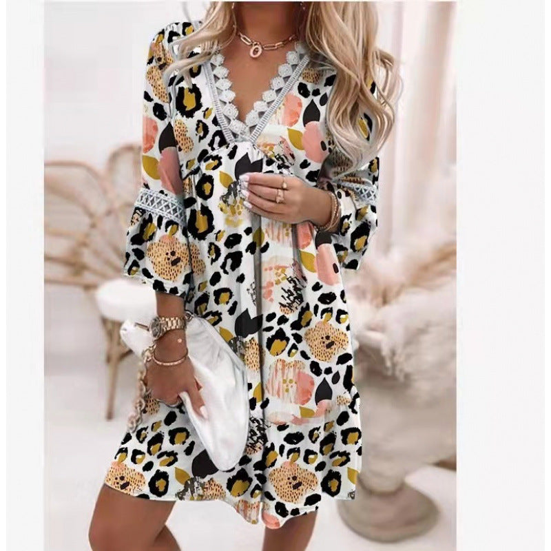 Damen Blumiges Tunika-Kleid mit Spitzenakzenten ModeGeist