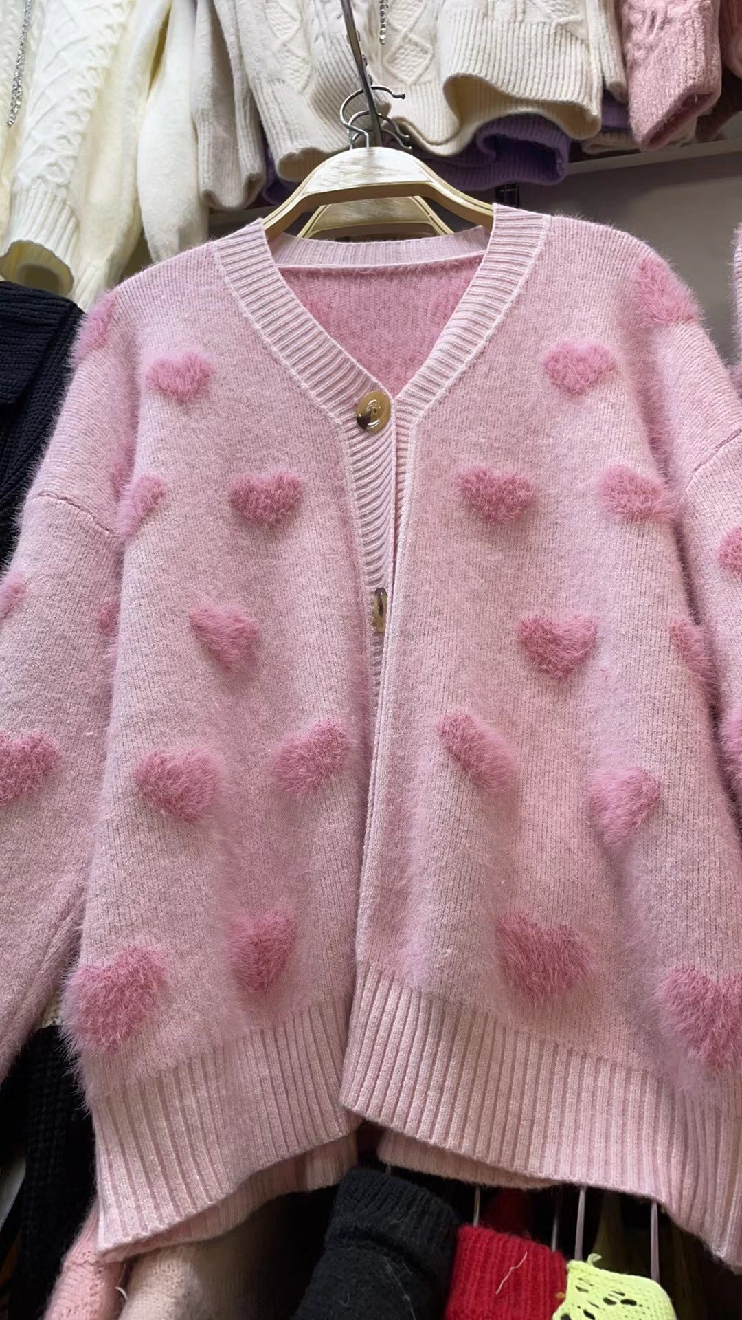 Damen Kuschelige Strickjacke mit herzförmigem Design und Knopfdetail ModeGeist