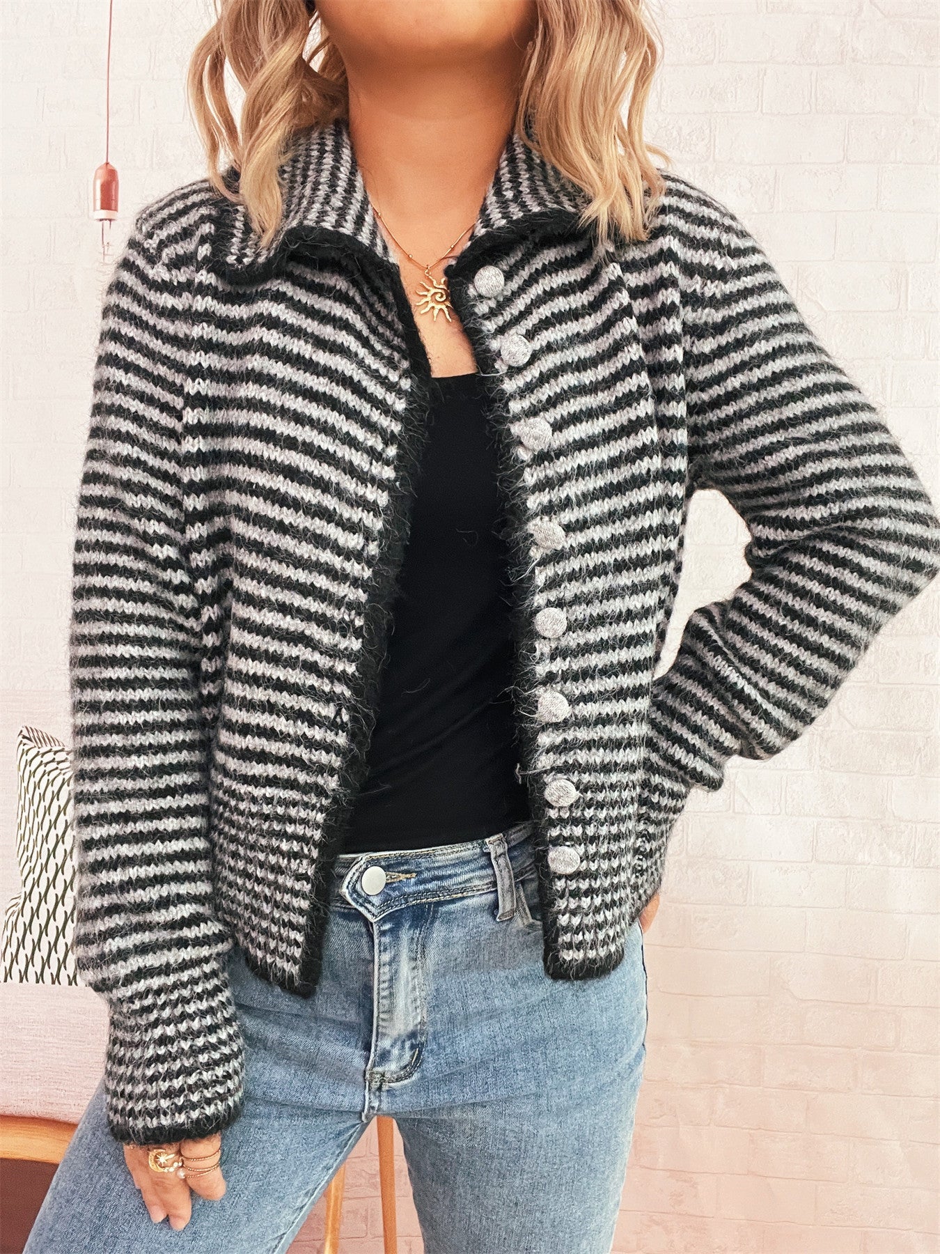 Damen gestrickte Kurzjacke mit modischem Streifenmuster und fluffigen Knöpfen ModeGeist