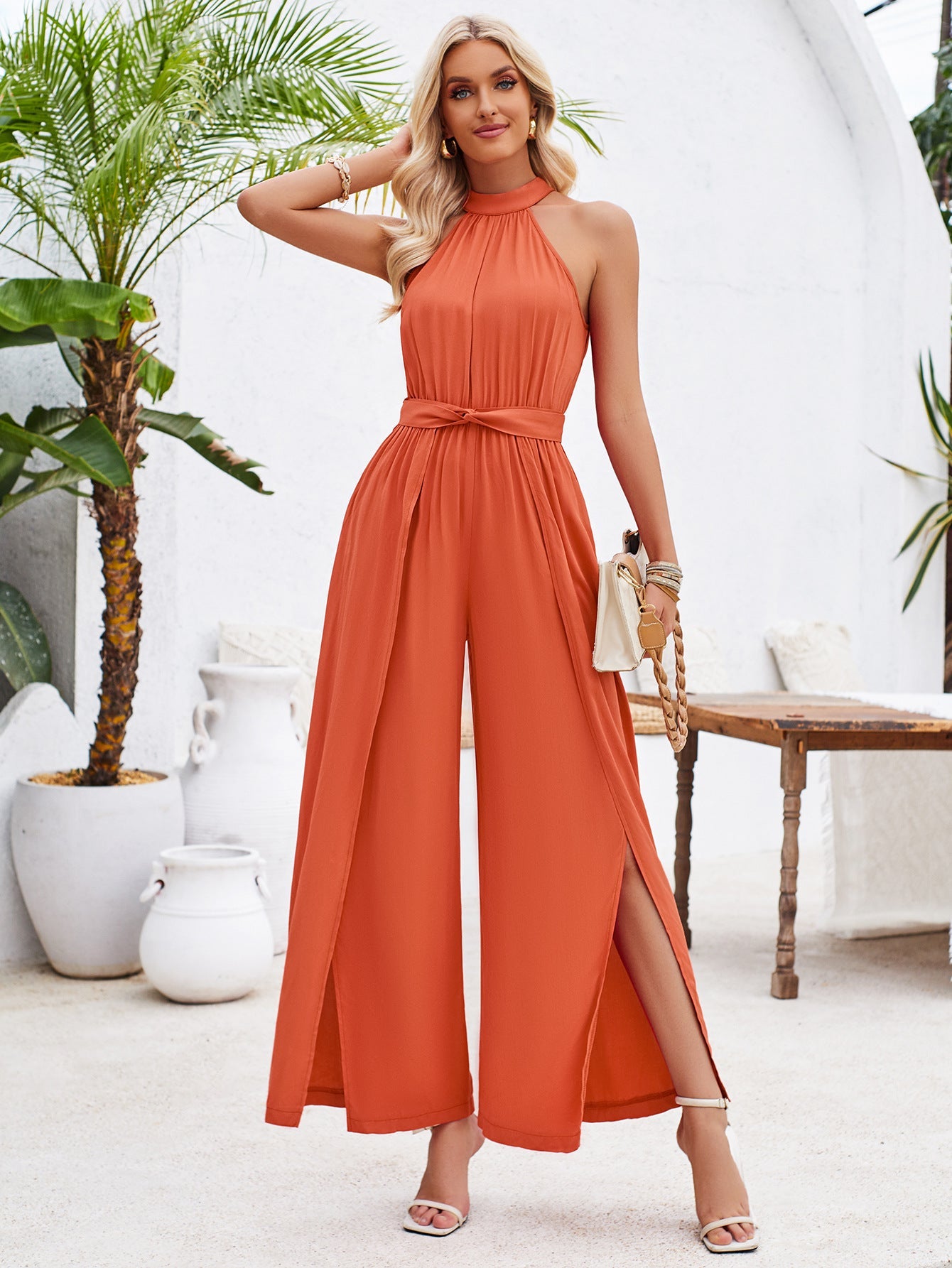 Eleganter Damen-Jumpsuit mit hohem Kragen und Beinschlitz von MODEGEIST