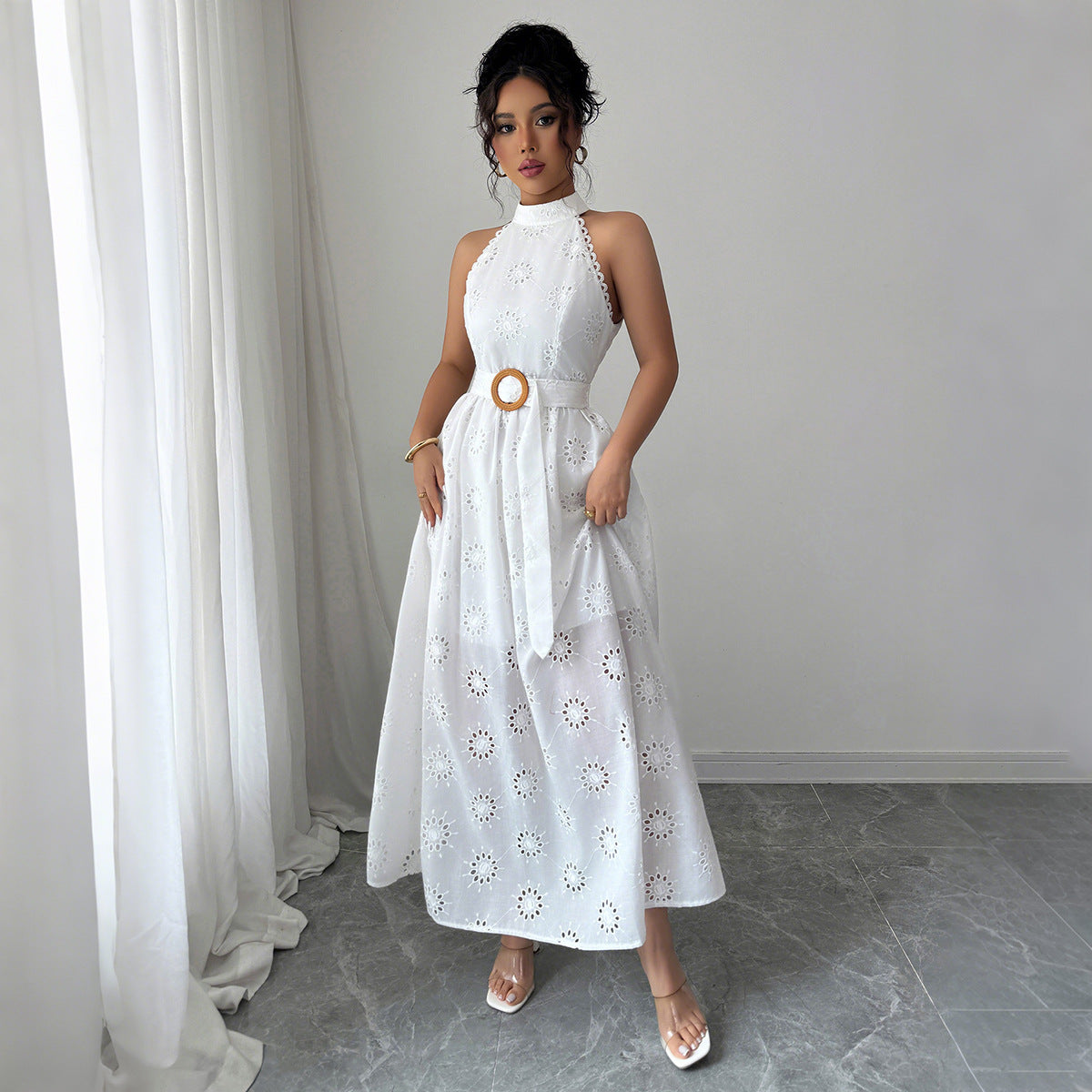 langes Damenkleid mit Stehkragen und Stickerei von MODEGEIST