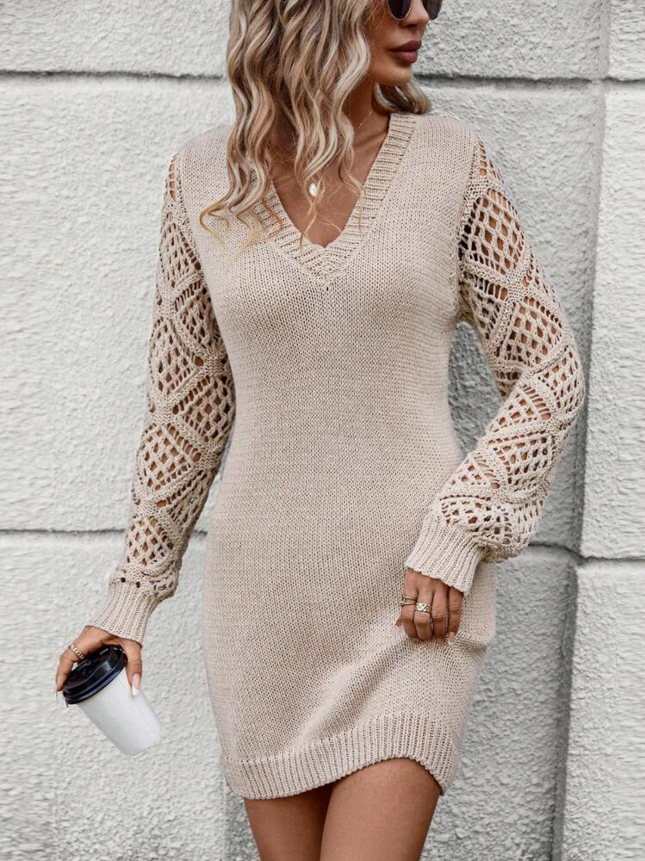 Damen Strickkleid mit V-Ausschnitt und luftigen Häkelärmeln ModeGeist