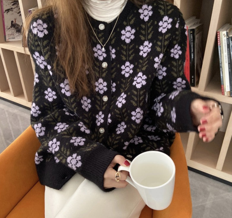 Damen Strickjacke mit floralem Muster und Knopfdetail ModeGeist