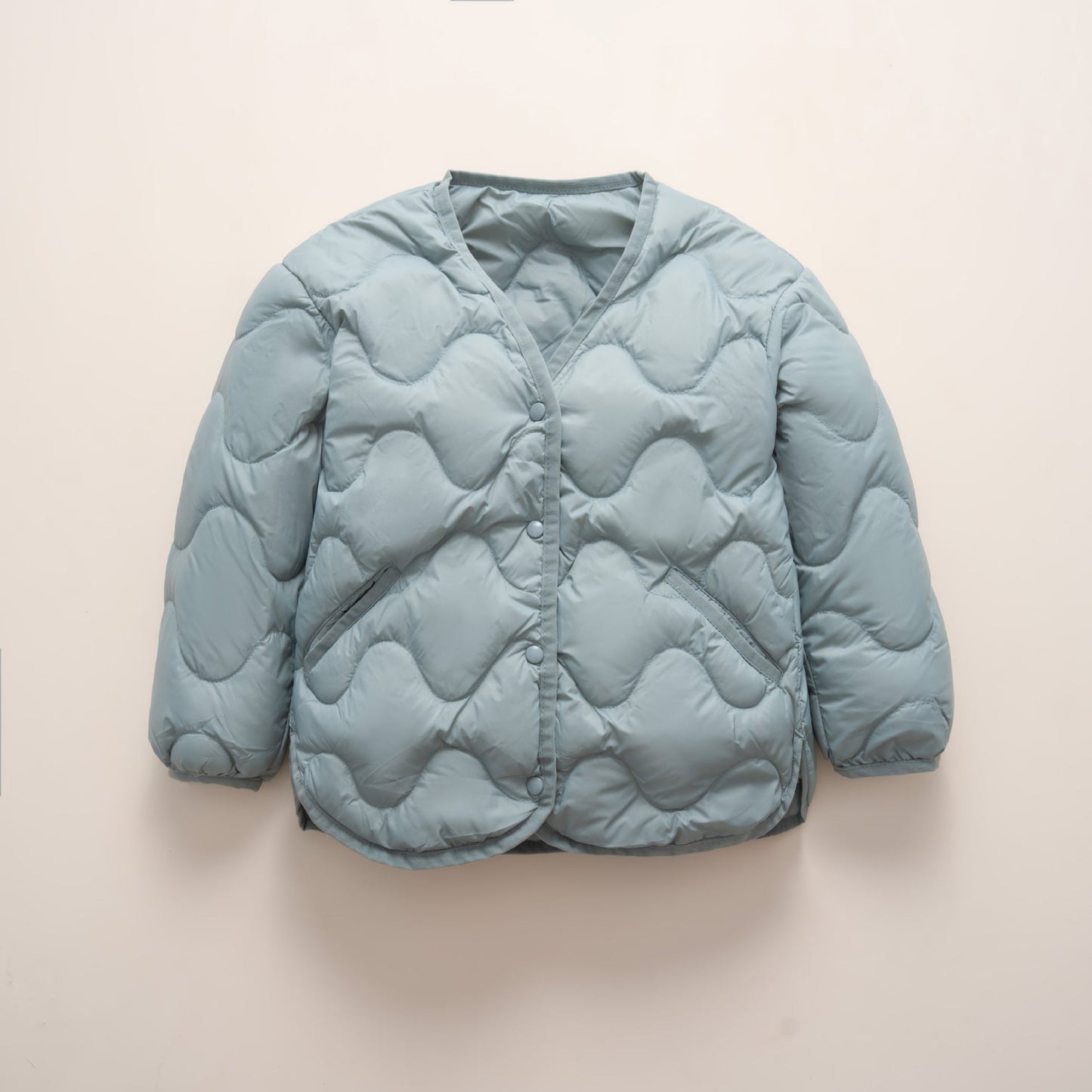 Damen gesteppte Daunenjacke mit modernen Wellenmustern und praktischen Taschen ModeGeist