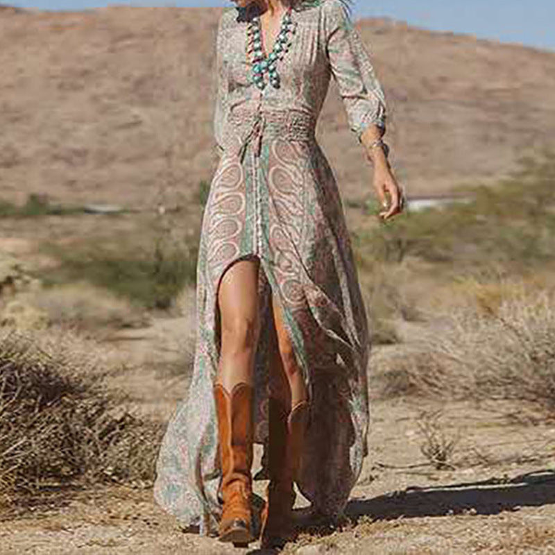 Elegantes Maxikleid mit Blumenmuster und V-Ausschnitt von MODEGEIST