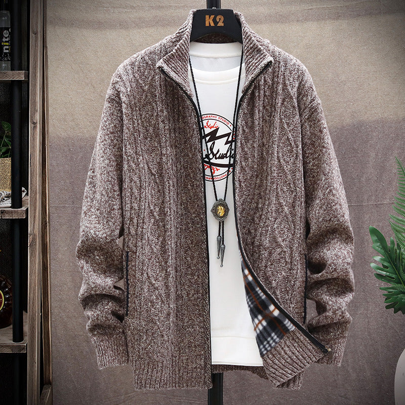 Herren Strickjacke mit Kunstlederdetails und hohem Kragen ModeGeist