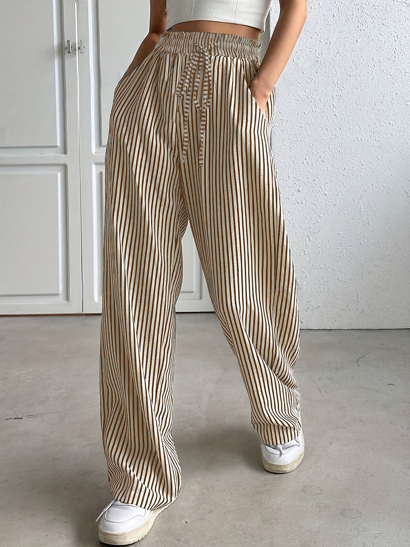 Leichte Damenhose mit weiten Streifen und elastischem Bund von MODEGEIST