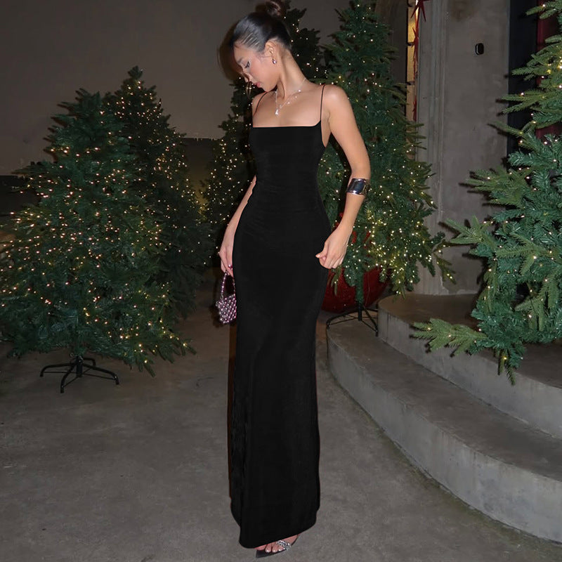 Schulterfreies figurbetontes Maxikleid mit Spaghettiträgern von MODEGEIST