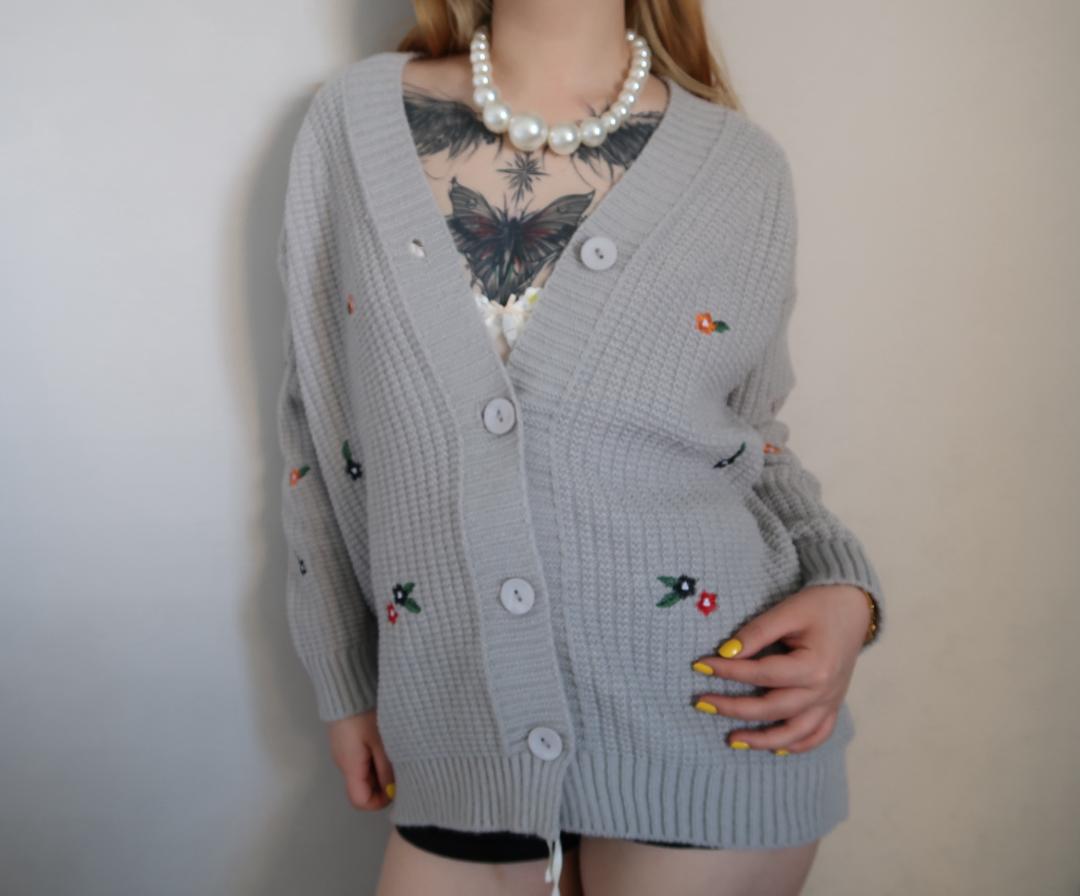 Damen Strickjacke mit buntem Blumenstickereien ModeGeist