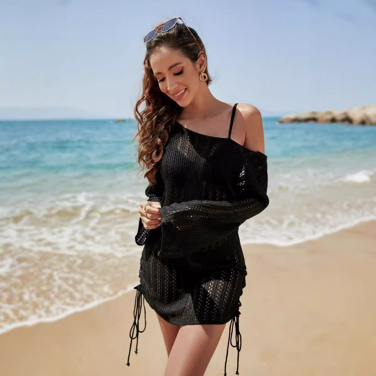 Modisches Damen-Strandkleid aus Häkel- und Strickarbeit