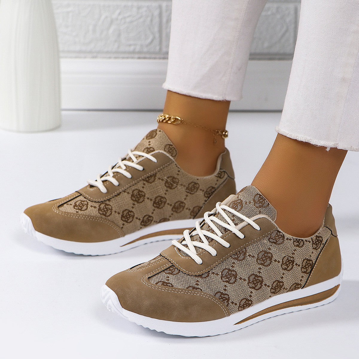Sportliche Damensneaker mit atmungsaktivem Obermaterial und bequemer Sohle von MODEGEIST