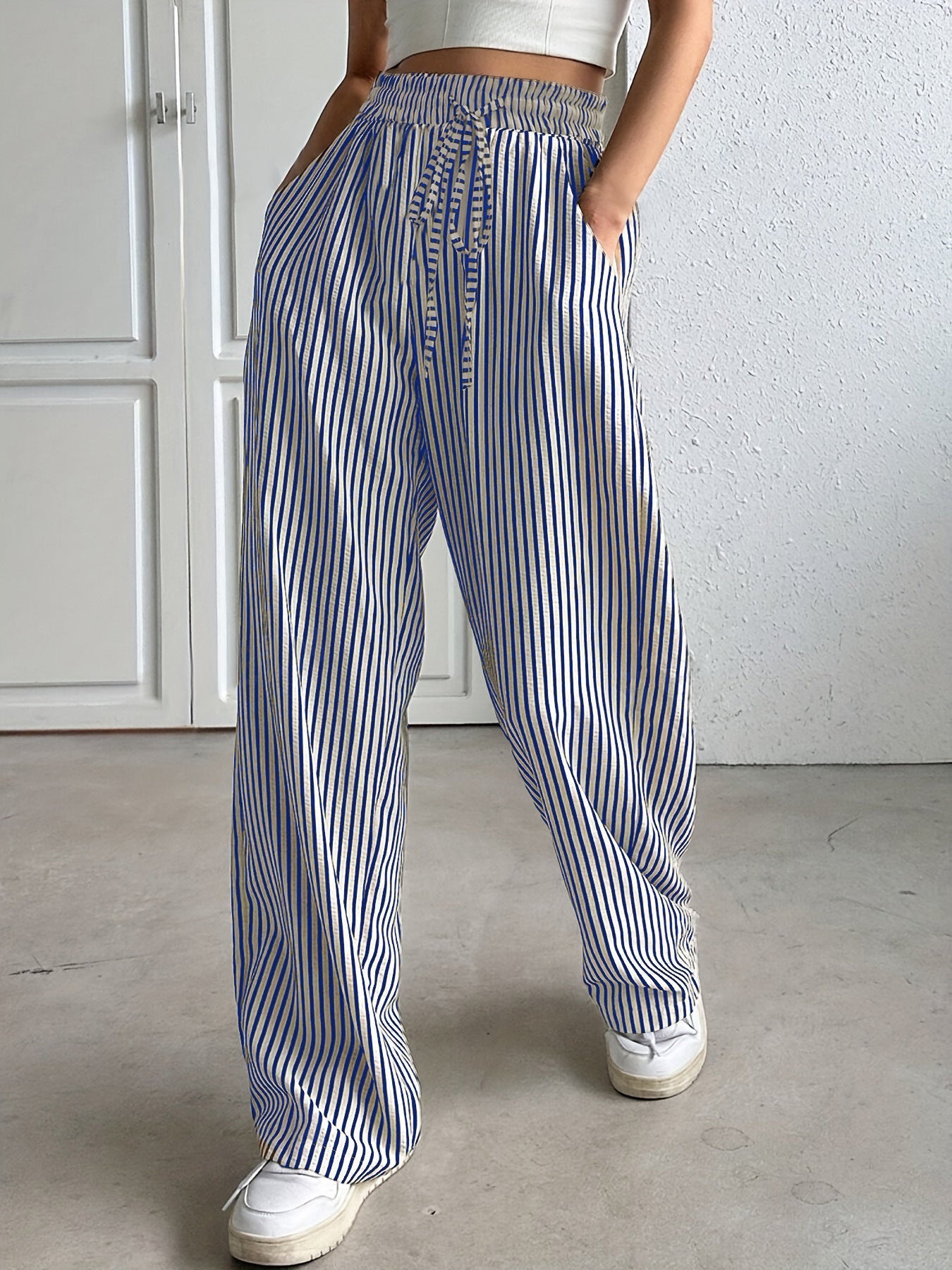 Leichte Damenhose mit weiten Streifen und elastischem Bund von MODEGEIST