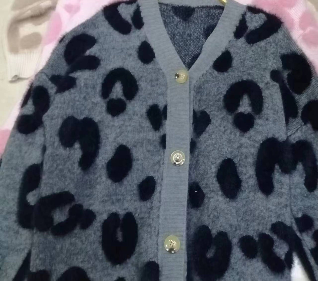 Damen Kuschelige Strickjacke mit herzförmigem Design und Knopfdetail ModeGeist