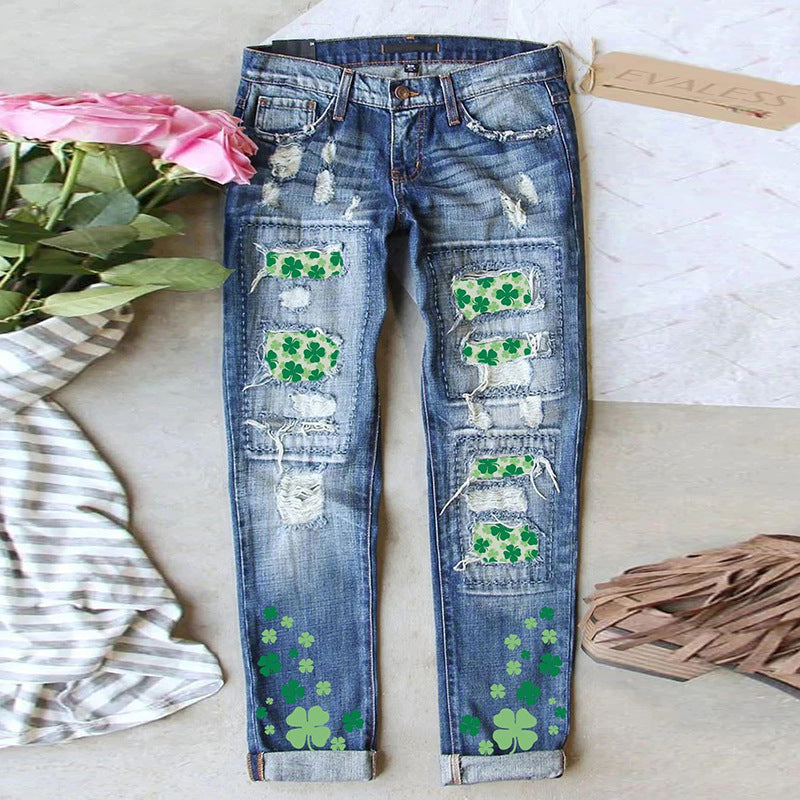 Damen Jeanshose mit fröhlichen Kleeblatt-Prints und modischen Destroyed-Details ModeGeist