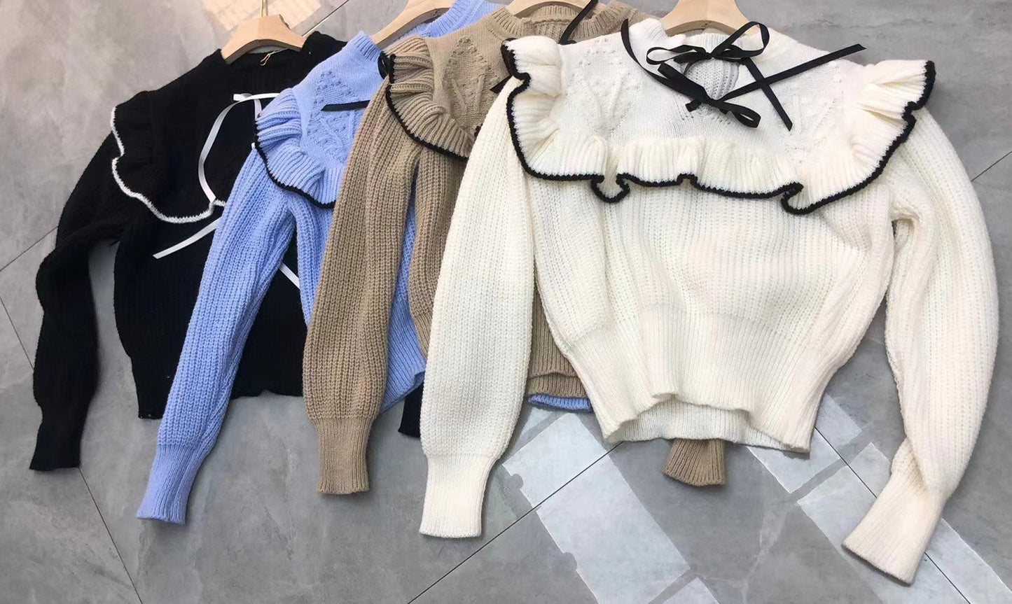 Damen Strickpullover mit eleganter Rüsche und Kapuze ModeGeist