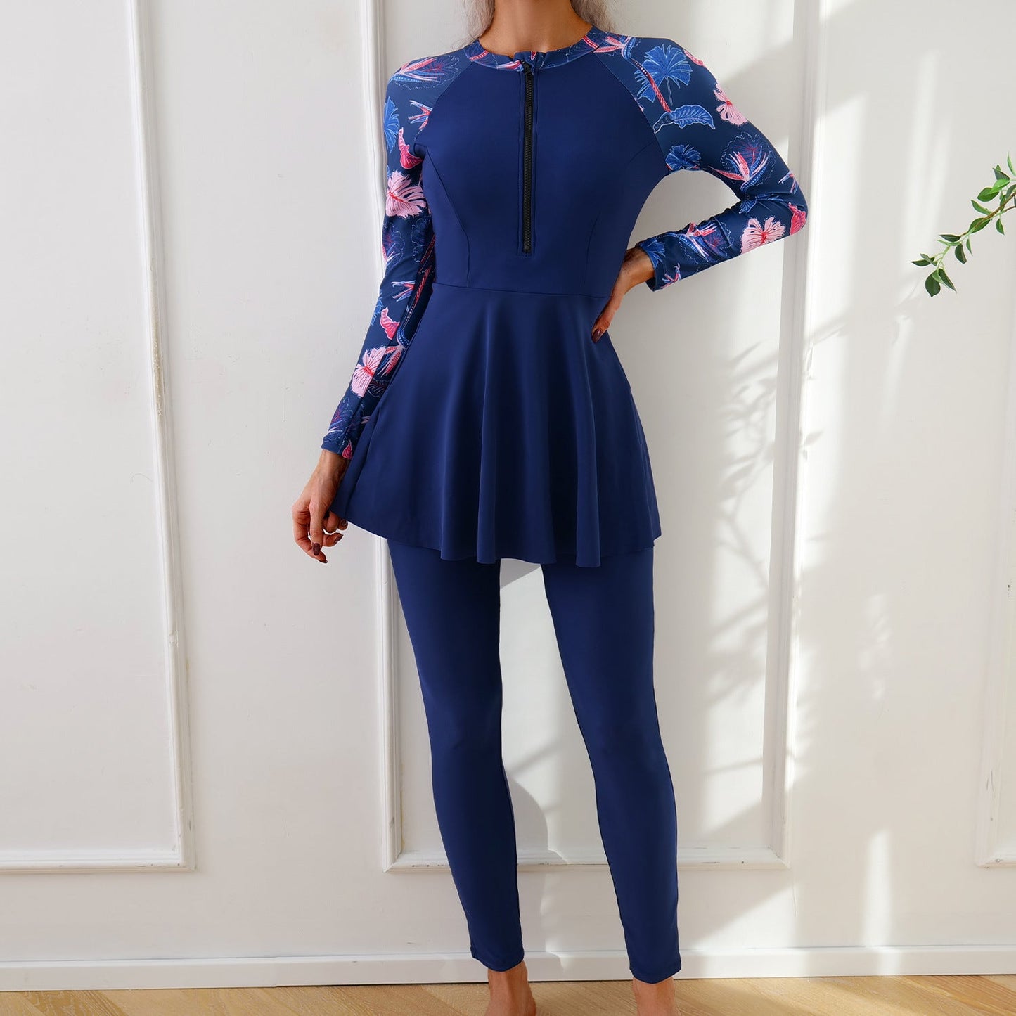 Eleganter Damen-Strandanzug mit Rock und langen Ärmeln von MODEGEIST