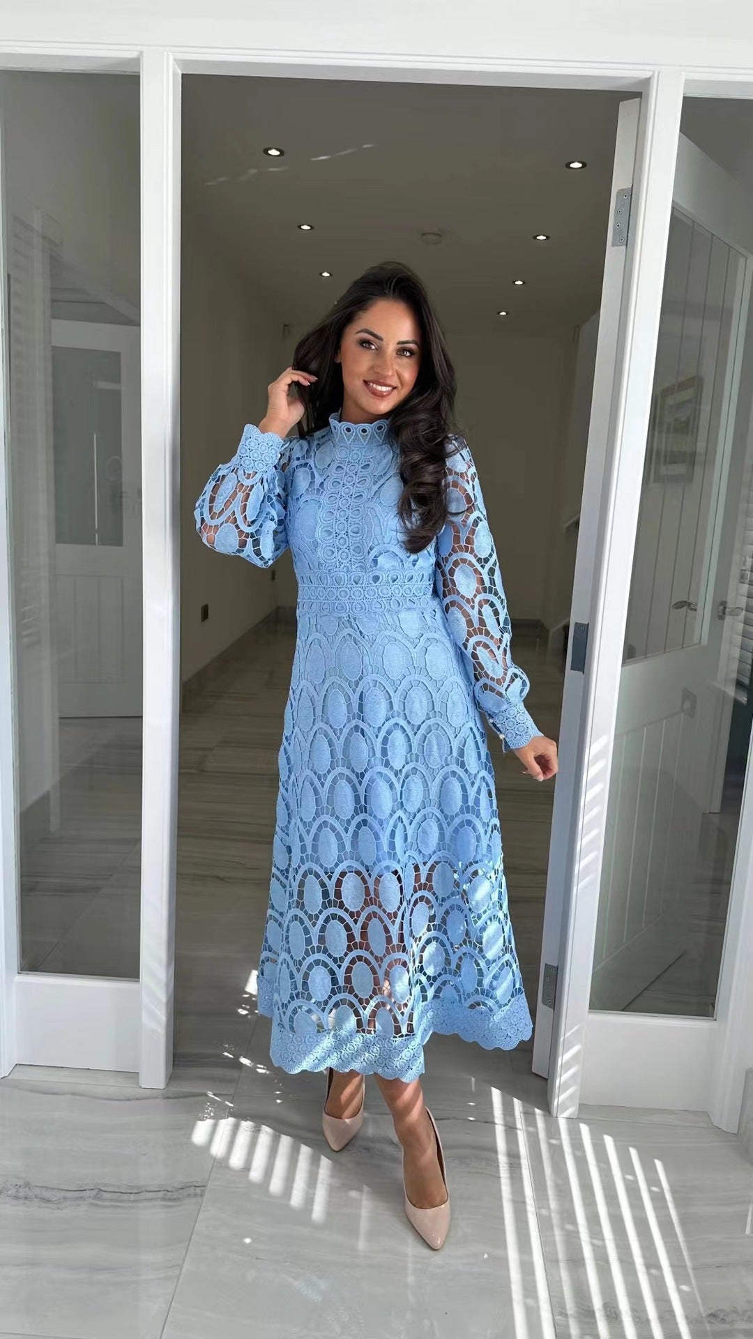 Elegantes Damenkleid mit raffinierter Spitzenstruktur von MODEGEIST