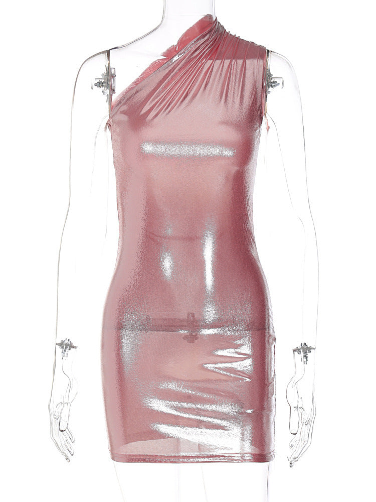 Elegantes Damenabendkleid mit asymmetrischem Schnitt und glänzendem Stoff von MODEGEIST