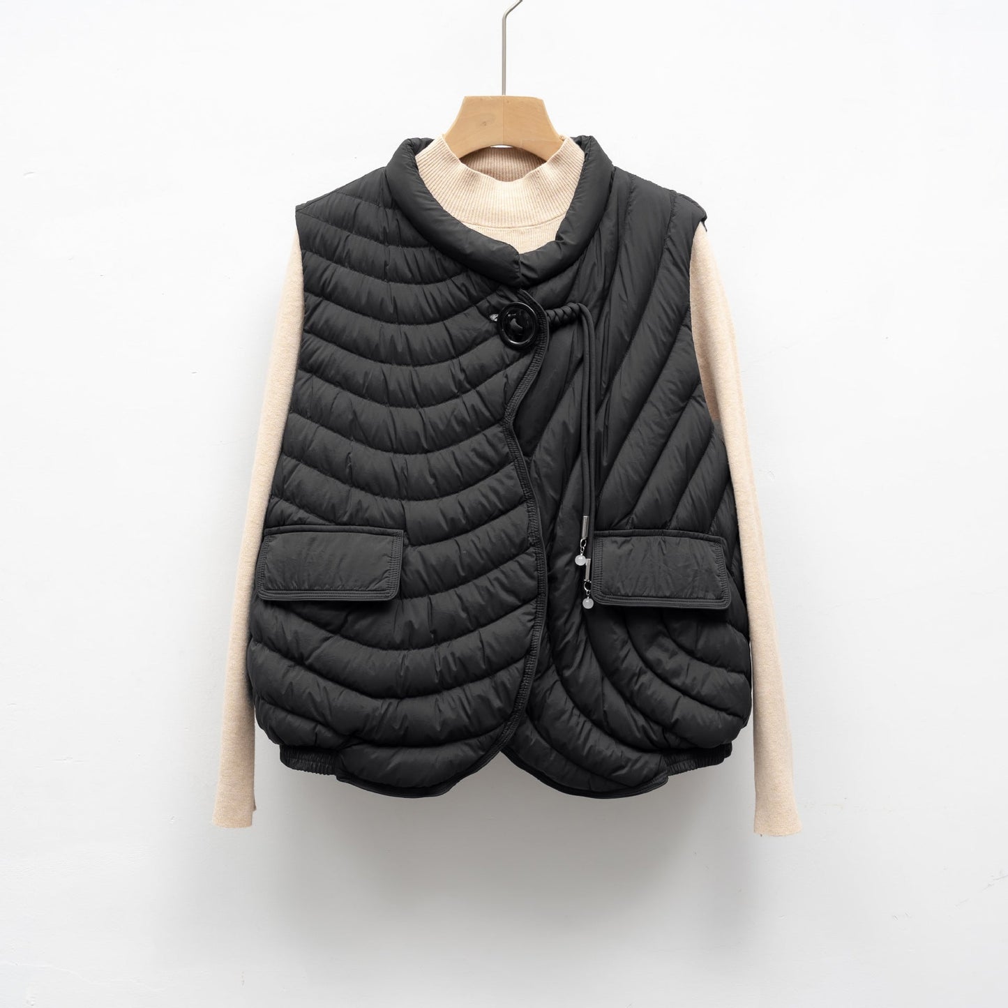 Damen gesteppte Weste mit innovativem Schnitt und funktionalen Taschen ModeGeist