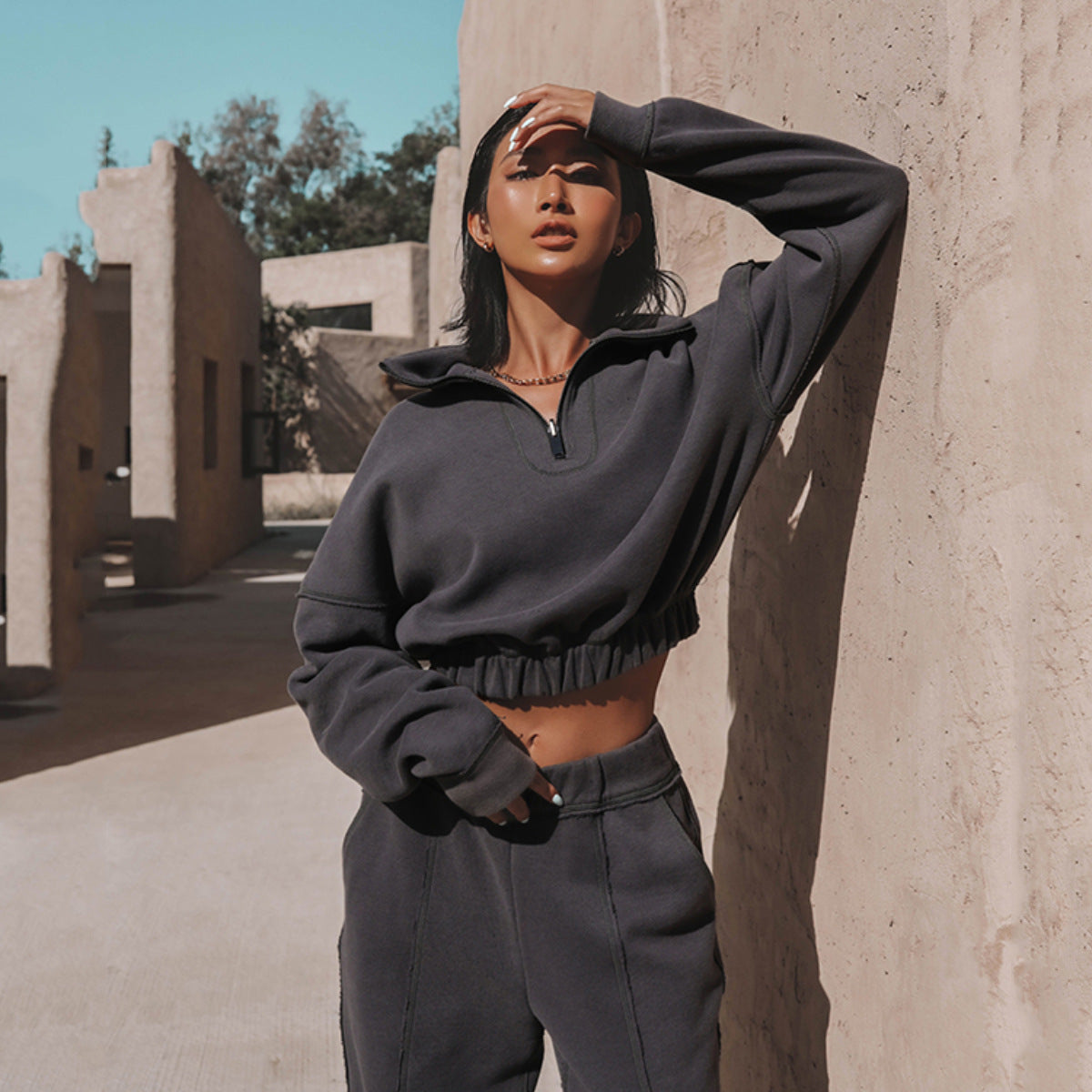 Damen cropped Sweatshirt mit Reißverschluss und Rüschendetails ModeGeist
