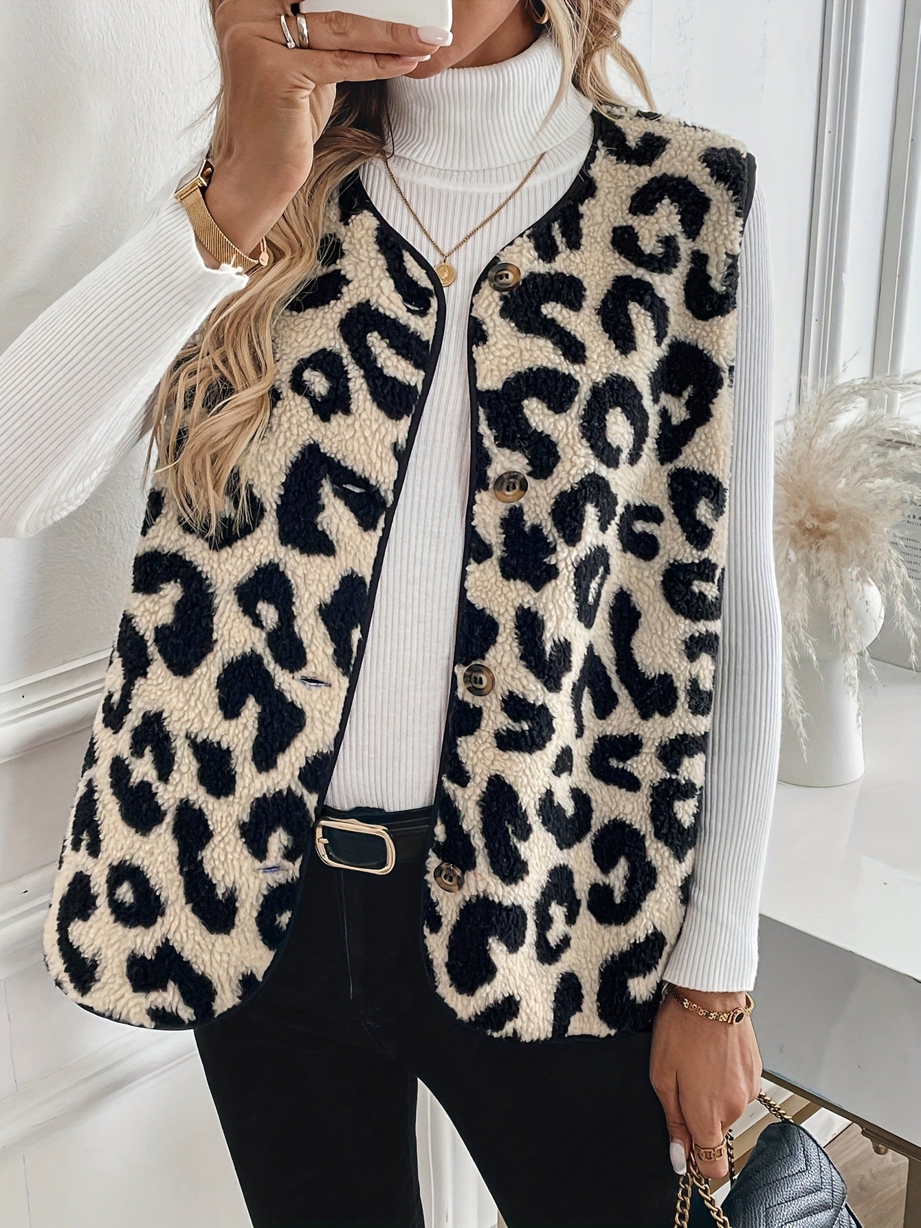 Damen gefütterte Weste im Leopardenmuster mit modernen Knopfdetails ModeGeist