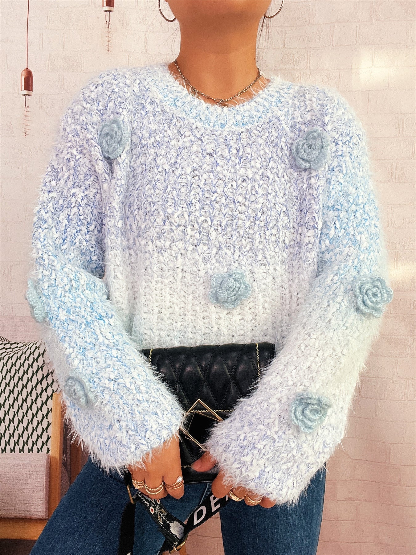 Damen gemütlicher, fluffiger Pullover mit verspielten Blumenapplikationen ModeGeist