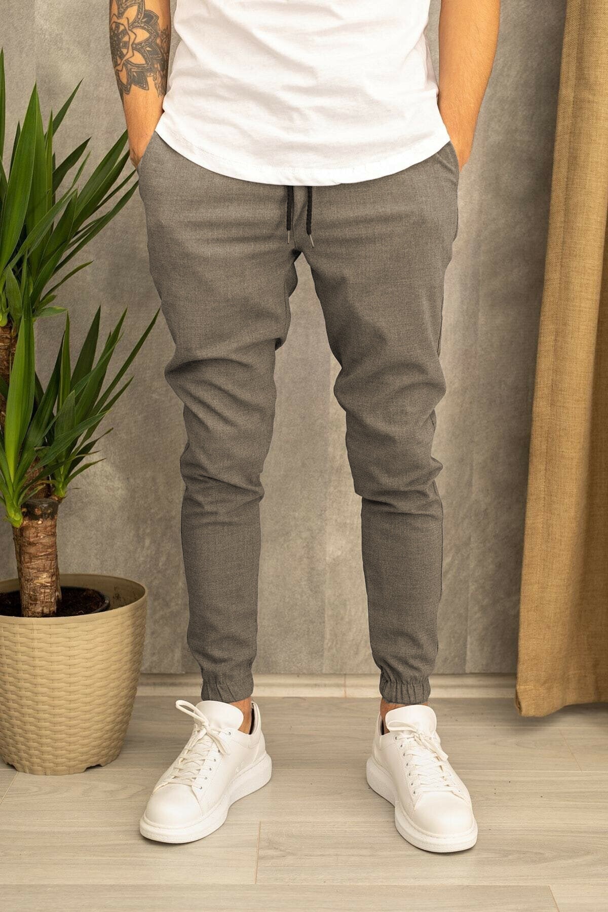 Herren Slim-Fit Jogginghose mit elastischem Bund und praktischen Seitenklapptaschen ModeGeist