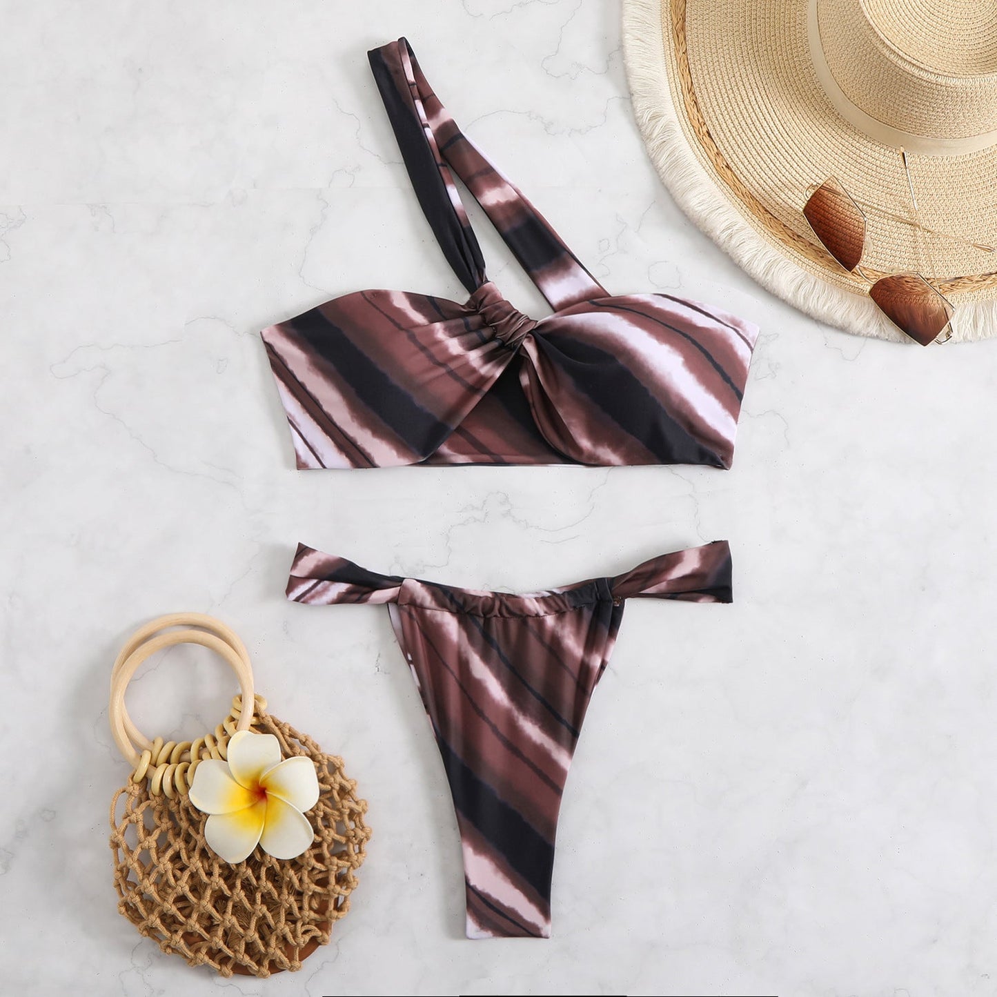 Moderner Damen-Bikini mit Wickeldesign und asymmetrischem Oberteil