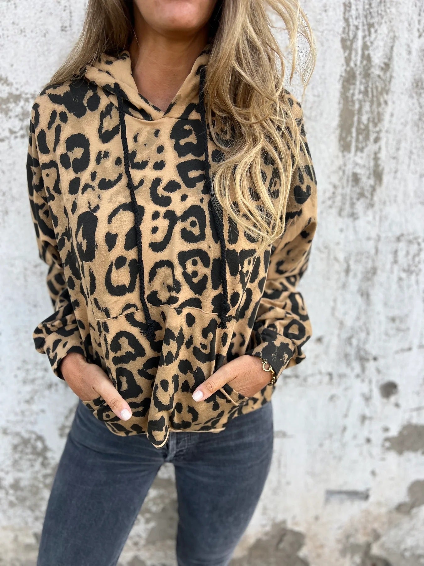 Damen Kapuzenpullover mit lässigem Leopardenmuster und praktischen Seitentaschen ModeGeist