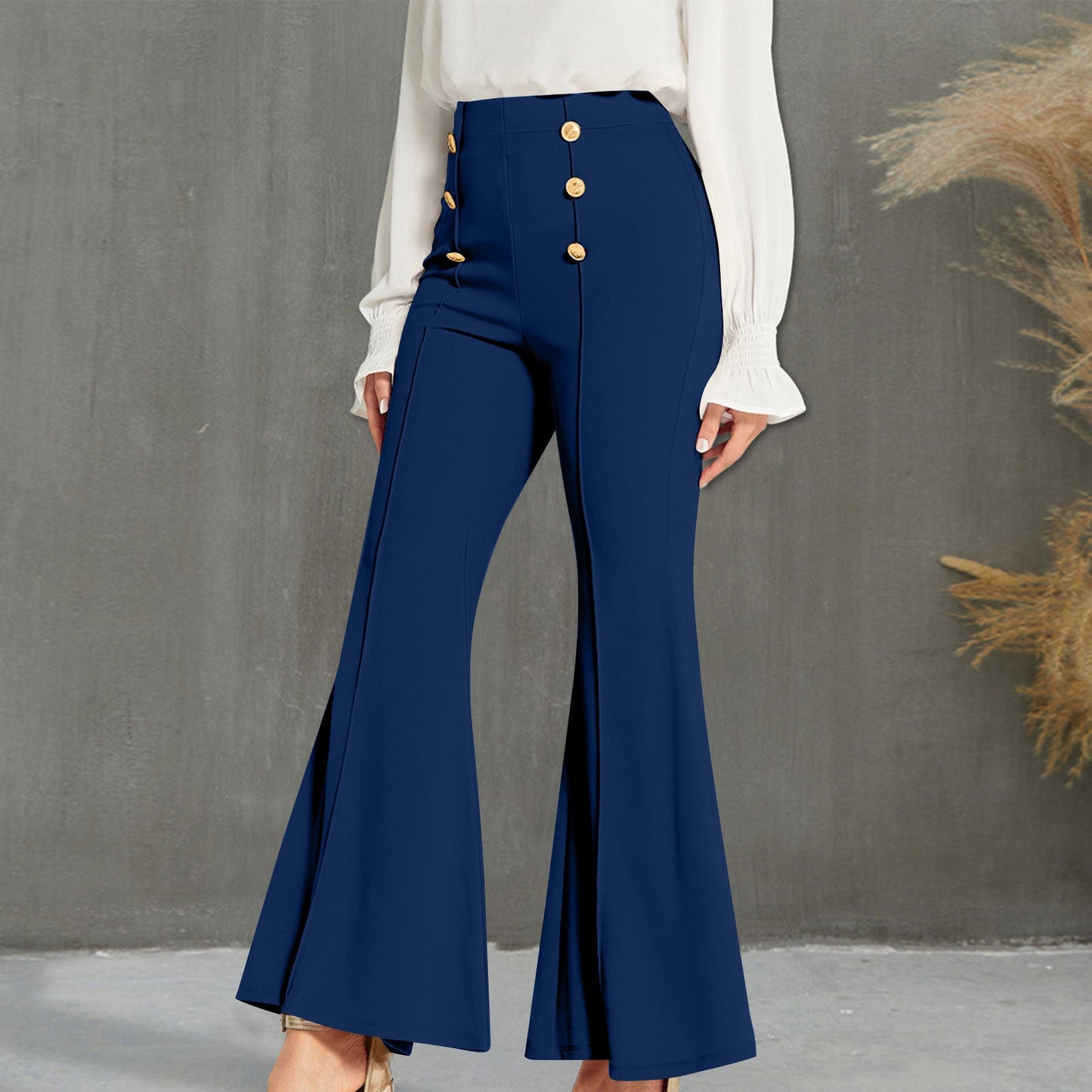 Modegeist Damenhose: Weite, hochgeschnittene Hose mit Knöpfen